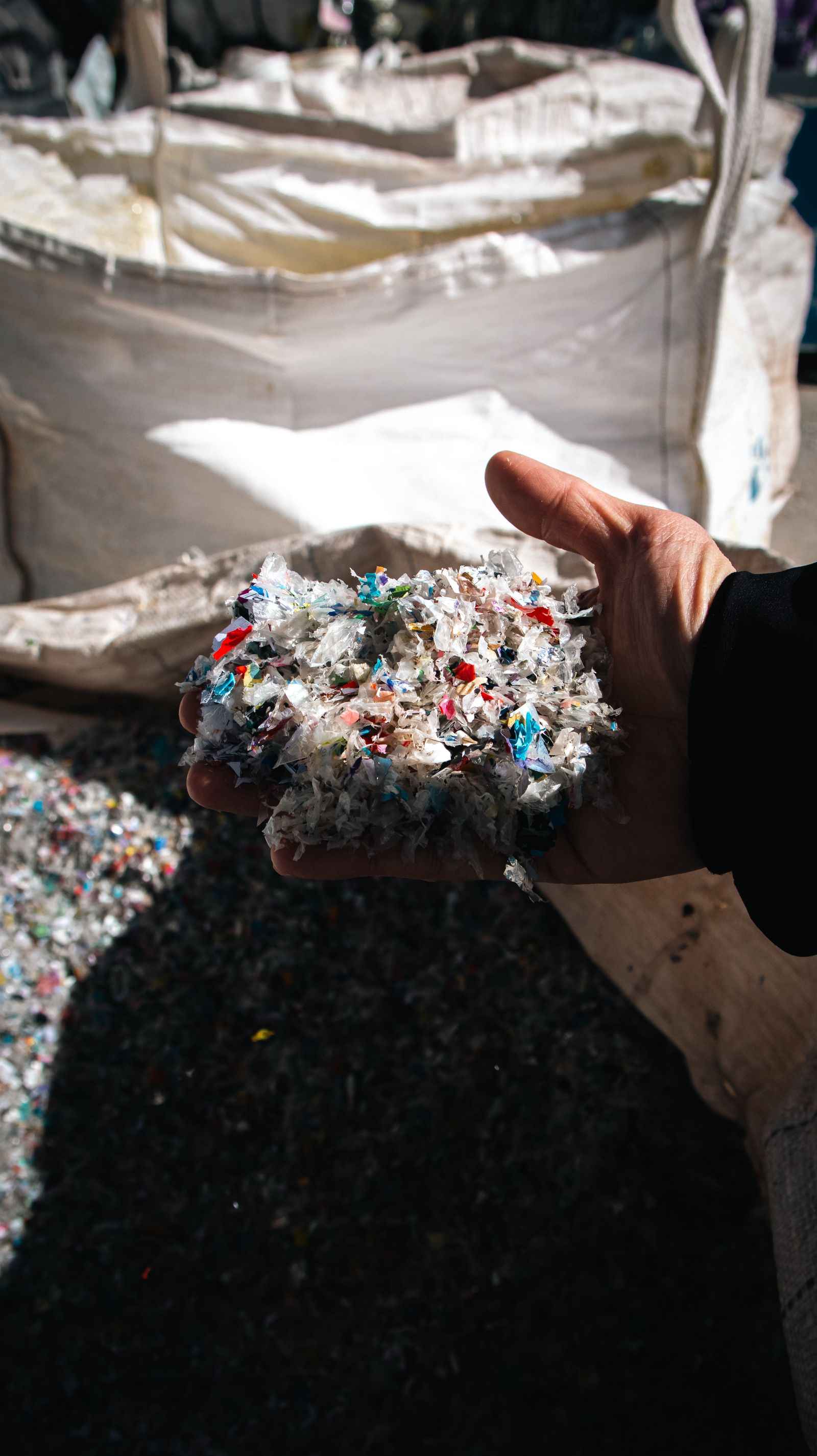 Fragmentos de plástico triturado mezclado, el material de alimentación que contiene metal no ferroso recuperable